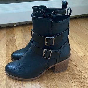 Black short boot with buckles.